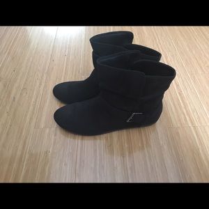 Black low cut boot with suede like material